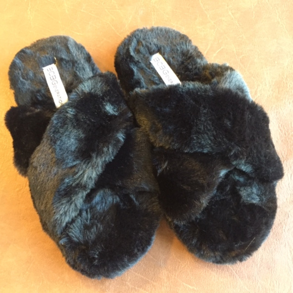 womens black furry slippers